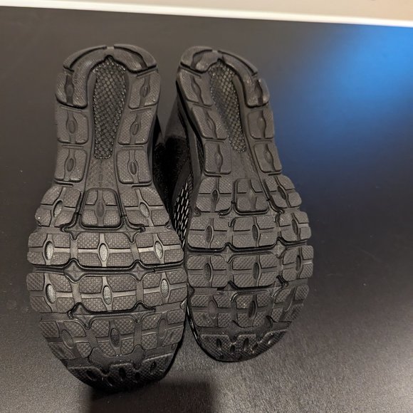 Under Armour Waterproof Running Shoes for men. Size US 8. - Picture 4 of 9